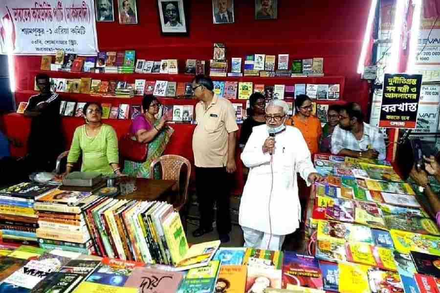 Suvendu Adhikari Targets ‘Sharadotsab’; CPM Defends Bengali Usage