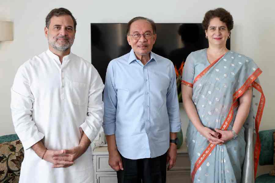 Rahul and Priyanka Gandhi Meet Malaysian PM Anwar Ibrahim