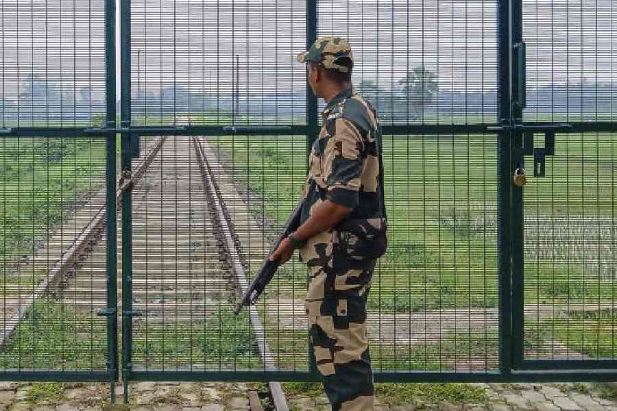 BSF Rescues 10 Bangladeshis After Ganga Boat Capsizes