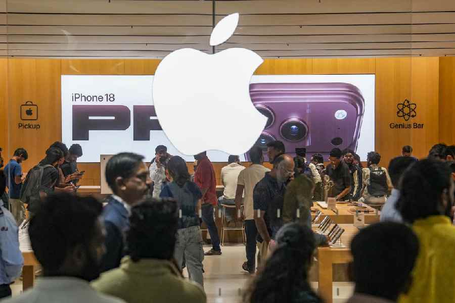 Indian Buyers Queue for iPhone 18 Pro Launch