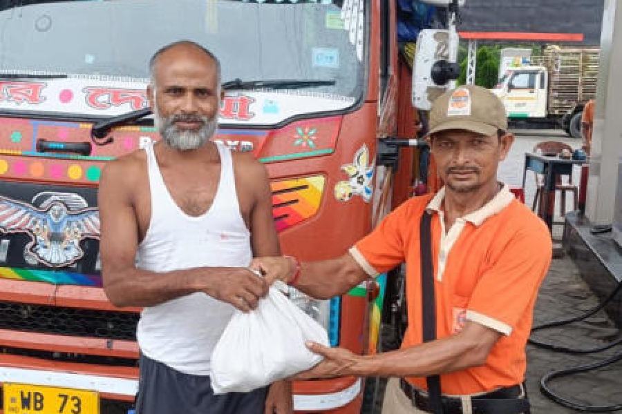 Alipurduar Petrol Pump Offers Potatoes to Farmers