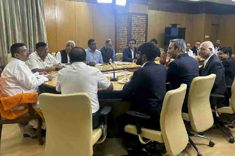 Reliance Explores Six Investment Areas in West Bengal