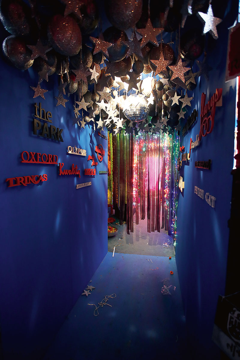 A 40-feet long walk-through titled Kolkata Gully was also installed at the festival. Conceptualised and created by artist Chandranath Saha and Art Rickshaw’s Devanshi Rungta, the installation replicated 12 iconic streets and lanes of Calcutta that have had a great impact on the city’s culture. From Park Street to the famed red ticket counter at the Academy of Fine Arts and the flower bazaar at Howrah, a lot of the city’s landmarks were highlighted in this installation.