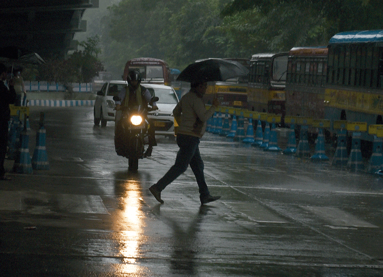 Darkness descends on AJC Bose Road around noon