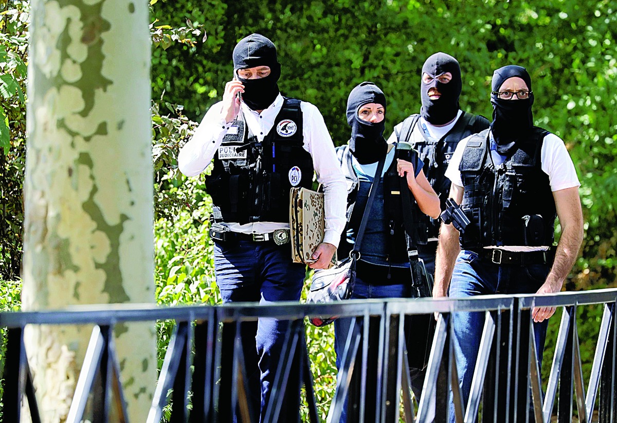 Knifeman Kills Mom Sister Near Paris Telegraph India