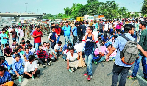 Affiliation row leads to highway blockade - Telegraph India