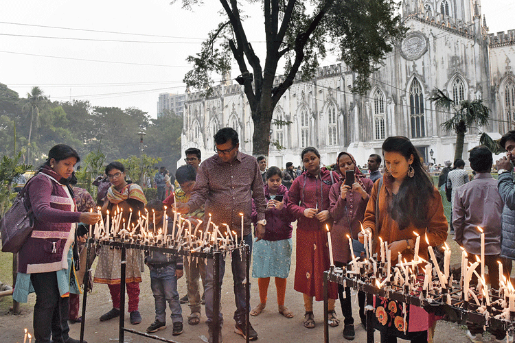 People light candles at St Paul’s Cathedral