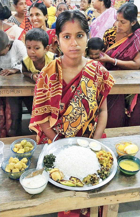 Moumita Sandhukhan poses with the platter in Santipur on Friday. 