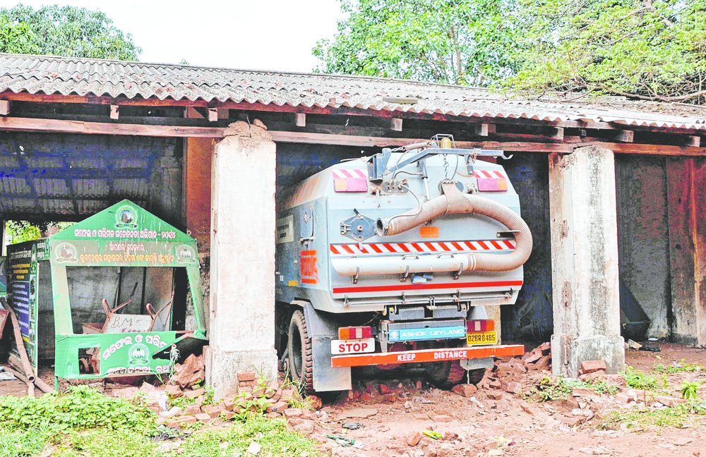 Dust gathers over clean sweep Telegraph India