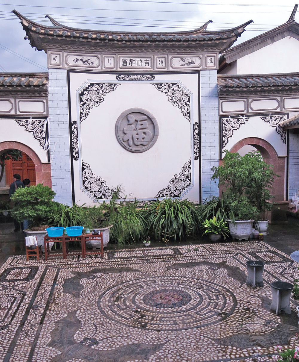 Houses here conform to the Bai style of architecture with the exteriors decorated with hexagonal honeycomb patterns made up of white, black and dark blue glazed tiles