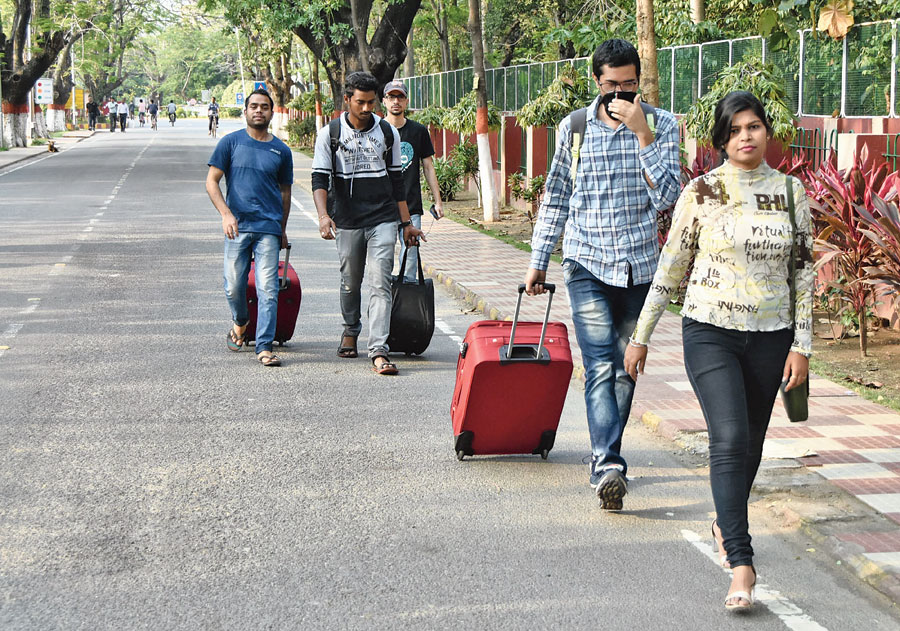 Sudden break: Students of IIT(ISM), Dhanbad, leave hostels for their hometowns on Monday. 