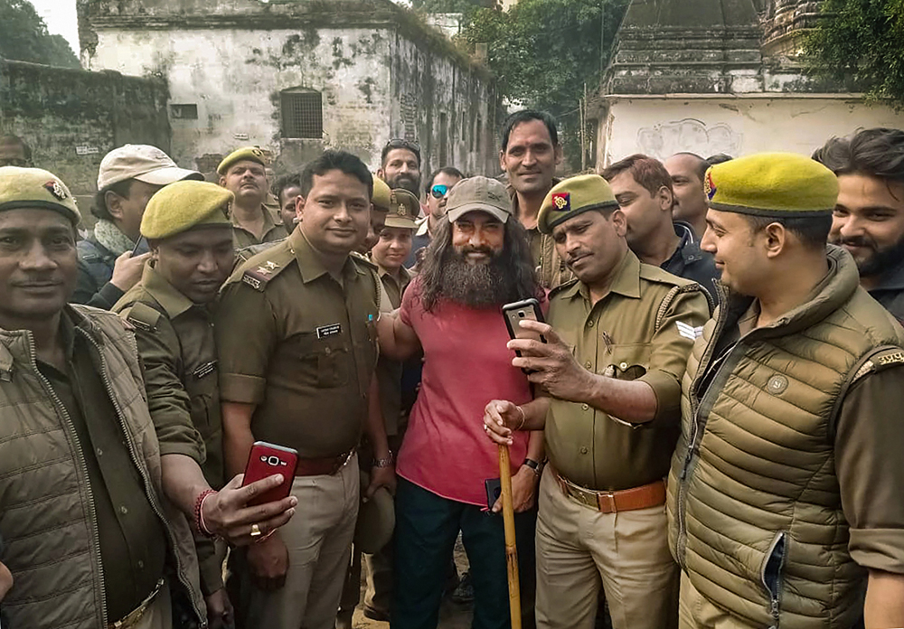 Aamir Khan poses for a selfie with policemen during the shoot of ‘Laal Singh Chaddha’ in Varanasi on December 10