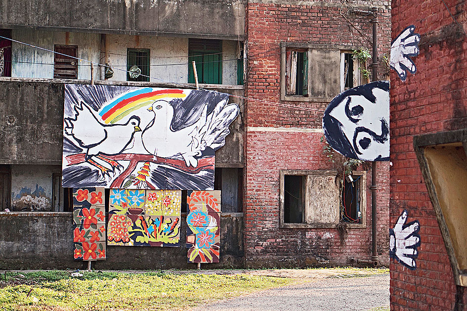 Children of a local rugby team lit up the desolate Calcutta Port Trust colony in Taratala with their artworks. They were helped by artists’ collective Sunny De Wall