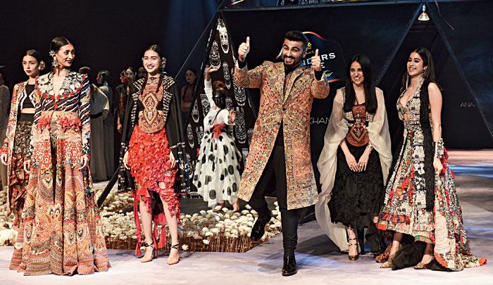 Arjun Kapoor had two thumbs up for Anamika Khanna and Janhvi Kapoor was all smiles at RCGC