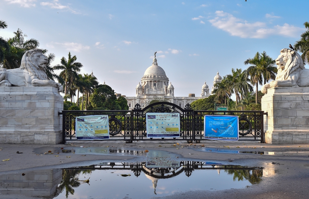 Victoria Memorial wears a deserted look during Janata curfew in the wake of coronavirus pandemic, in Kolkata, Sunday, March 22, 2020.