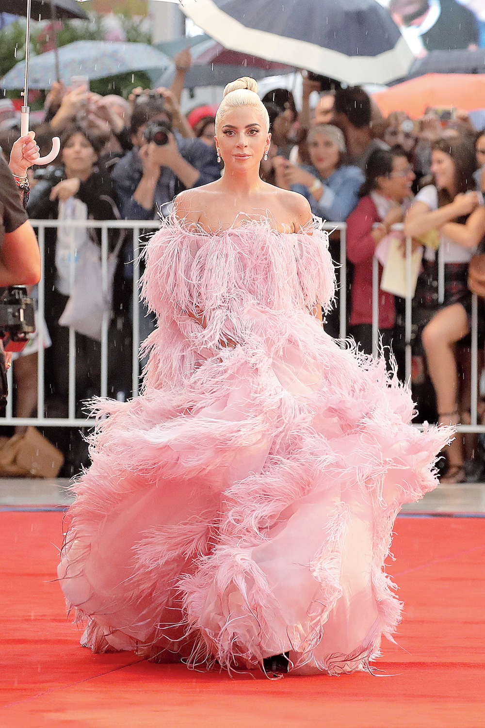 Loud, OTT and wild… what?! Lady Gaga’s style took a full U-turn in 2018 as she stepped out looking like a vision in a fluffy Valentino gown. Make-up on point, solitaires on her fingers and ears, hair on fleek and that lady-like pose, Gaga showed she can do classy without being boring.