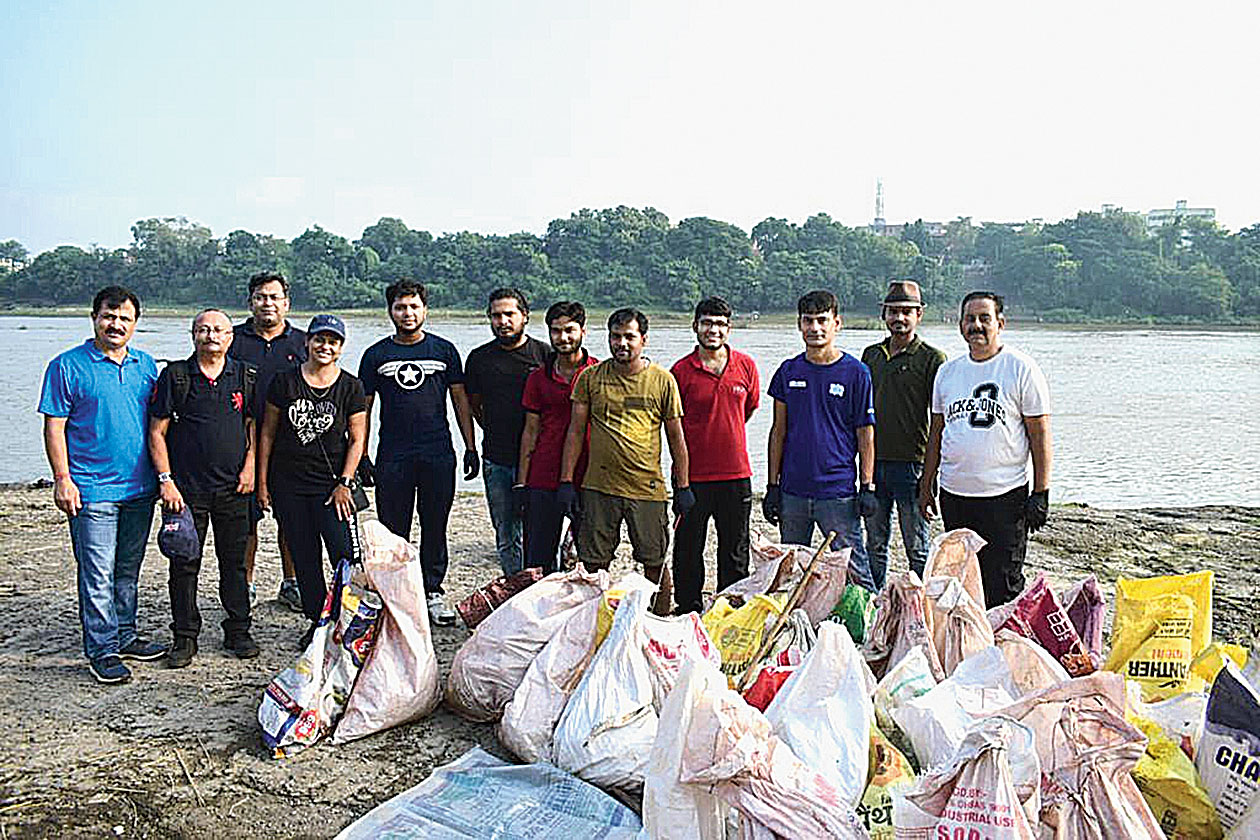 Volunteers during the Clean Subernarekha campaign at Gandhi Ghat in Jamshedpur on Sunday. 
