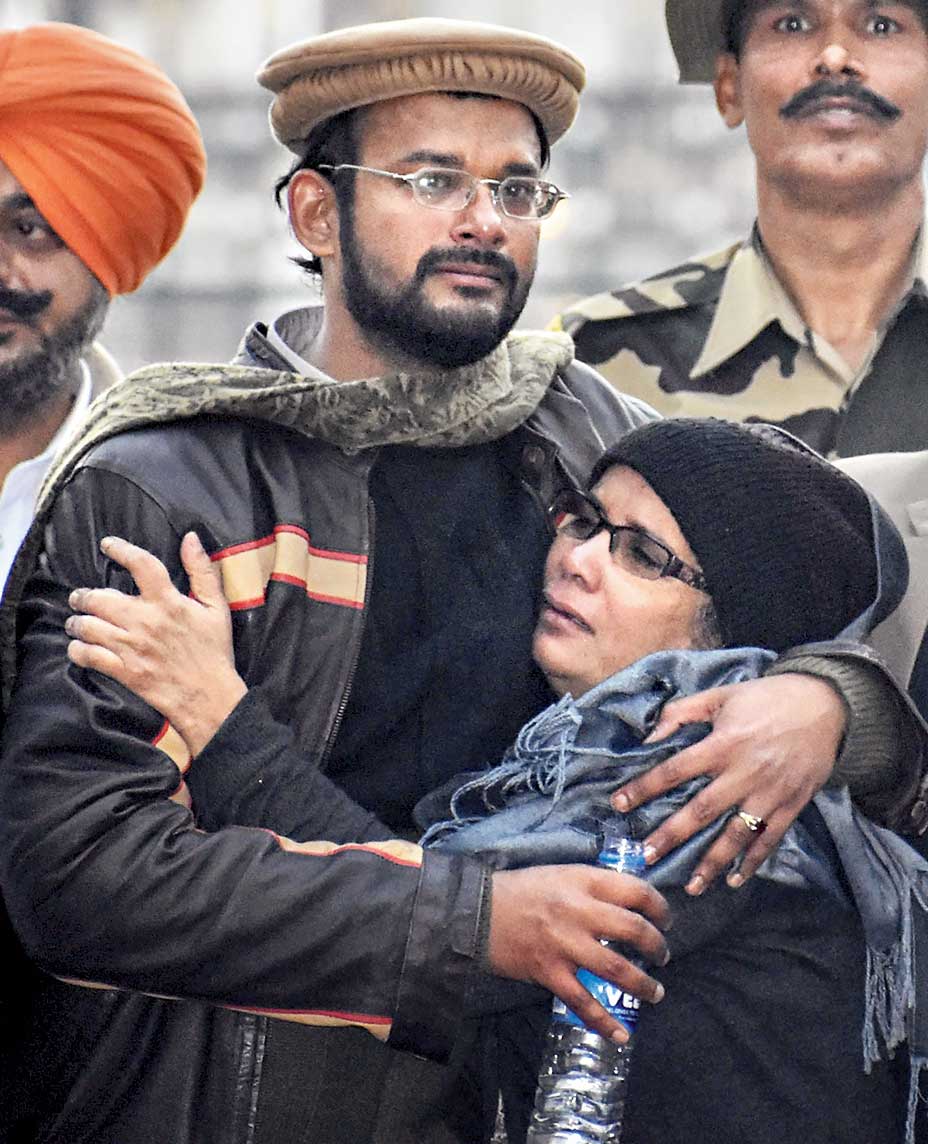 Hamid Nihal Ansari, who was repatriated by Pakistan after six years in jail, being received by his mother, Fauzia Ansari, at Attari-Wagah border in Amritsar
