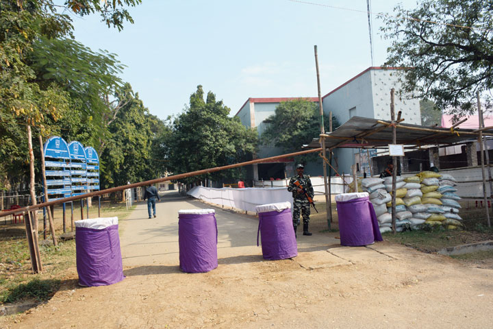 Barricades on Sunday at Jamshedpur Co-operative College in Bistupur, the venue for counting Jamshedpur East votes that would decide the fate of Raghubar Das. 
