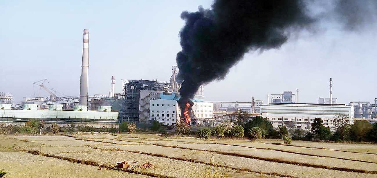 Thick black smoke billows out of the transformer of Electrosteel Steels captive power plant in Chandankyari, Bokaro, on Sunday. 
