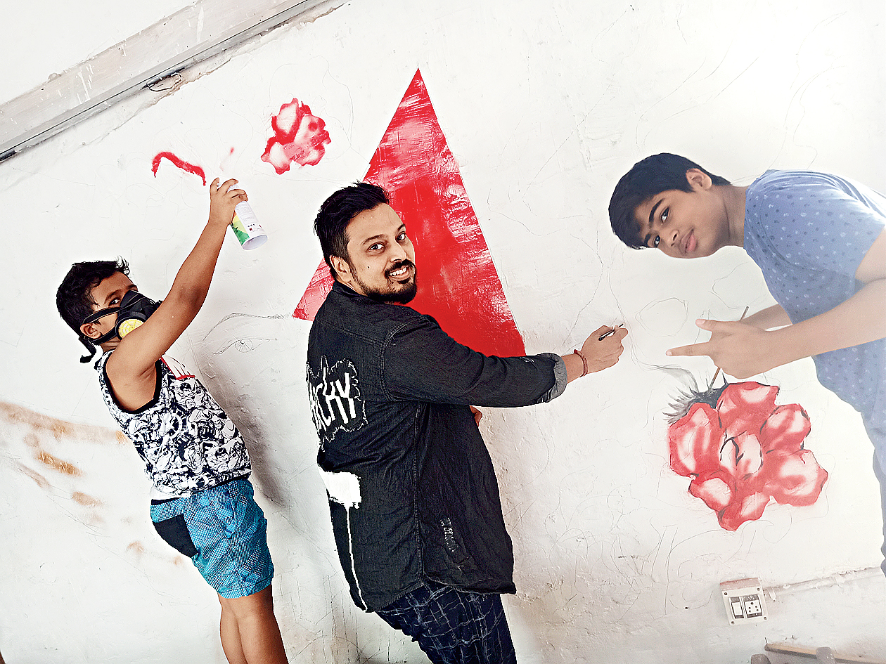Abhishek with sons Aaryansh and Aakarsh, in artist mode.