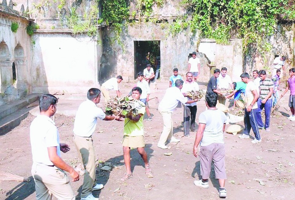 Residents clean old monument Telegraph India