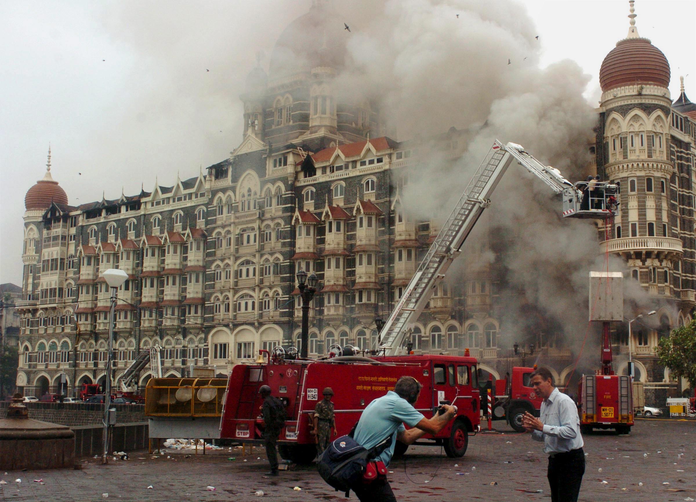 Нападение на мумбаи. Теракт в Индии 2008 Тадж Махал. Мумбаи 2008 Тадж Махал теракт. Отель Мумбаи теракт 2008. Отель Тадж Махал 2008 теракт.