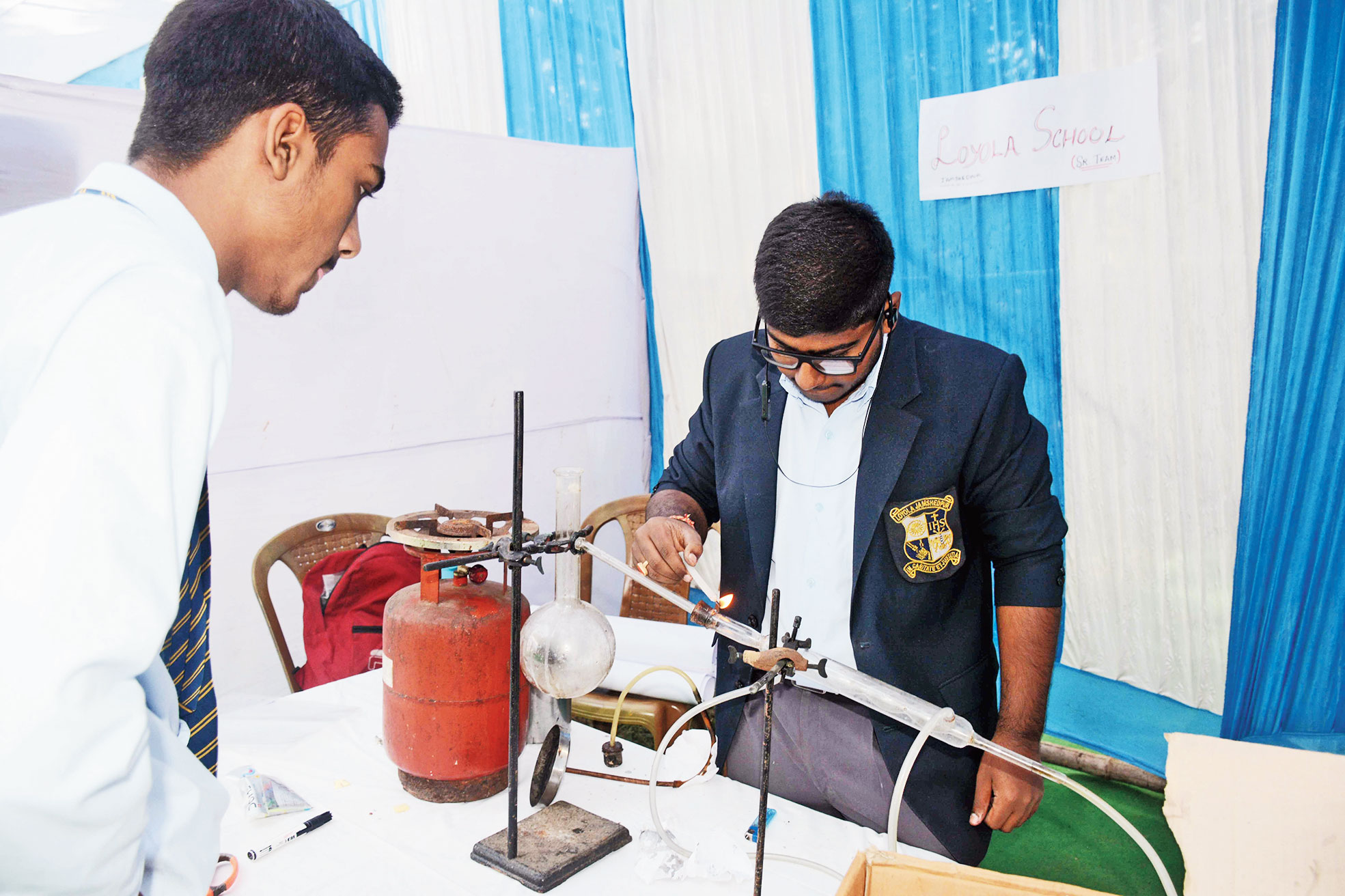 Loyola School students demonstrate the process of extracting oil from plastic at Institution of Engineers in Jamshedpur on Sunday. 