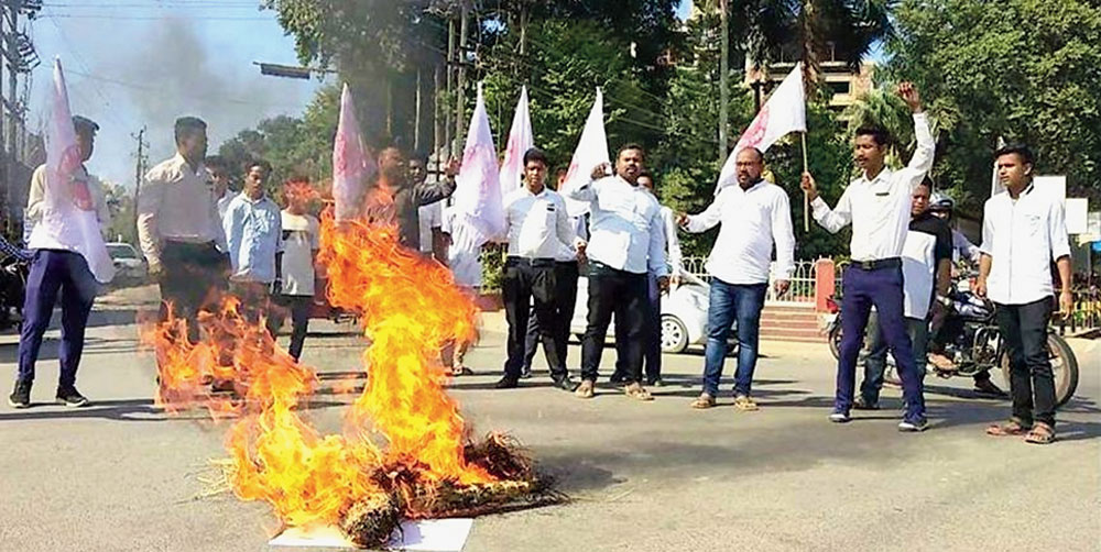 AASU activists burn an effigy of Siddhartha Bhattacharyya at Golaghat on Wednesday. 
