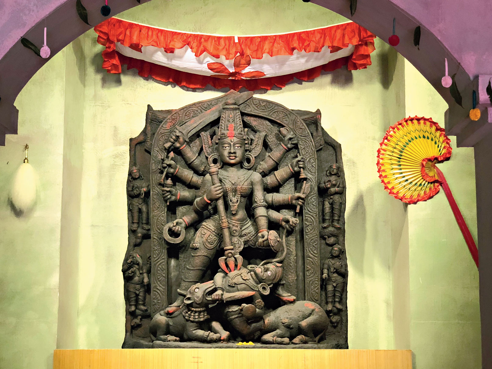 The idol at Parnasree South Block Club. The theme of the 20-year-old puja is “Rajenbabur Rajbari”. They have recreated the atmosphere of a Rajbarir Pujo