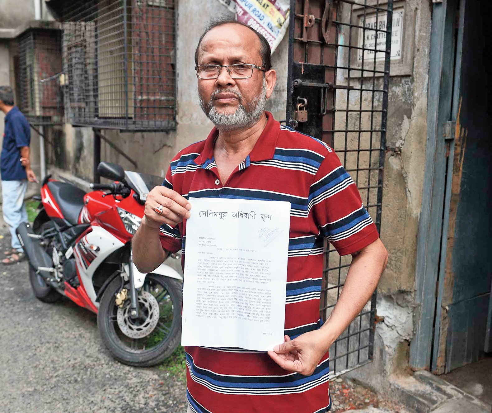 The top layer was never scraped off. In the last decade, the road level has risen by several inches. I had to construct a small wall at my main door to prevent water from entering my room during the monsoon
Narayan Kumar Chattopadhyay
resident, Selimpur