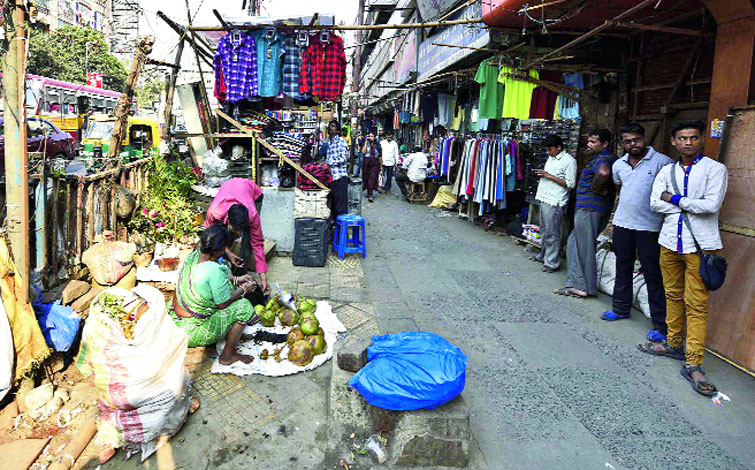 Calcutta's hawker-free zone not free of hawkers - Telegraph India