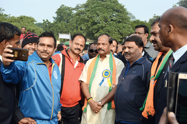 Raghubar Das poses for a groupfie at Agrico Maidan in Sidhgora, Jamshedpur, on Sunday 
