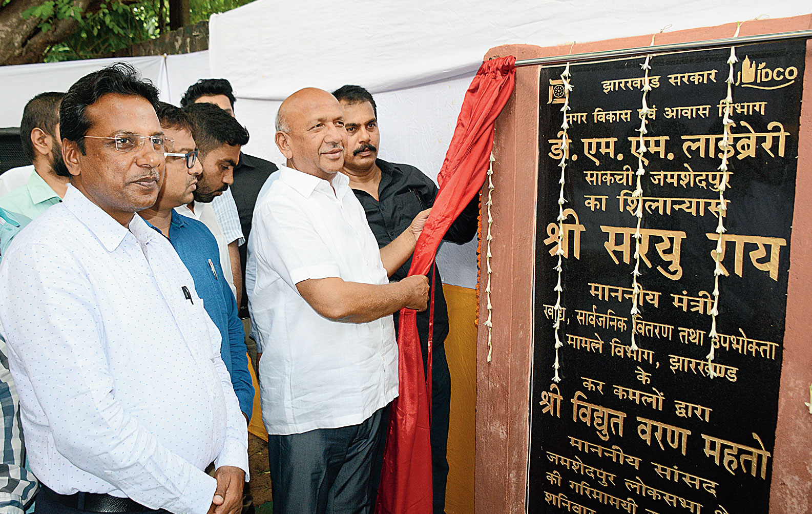 Saryu Roy unveils the plaque announcing the renovation of DMM Library in Sakchi, Jamshedpur, on Saturday. 