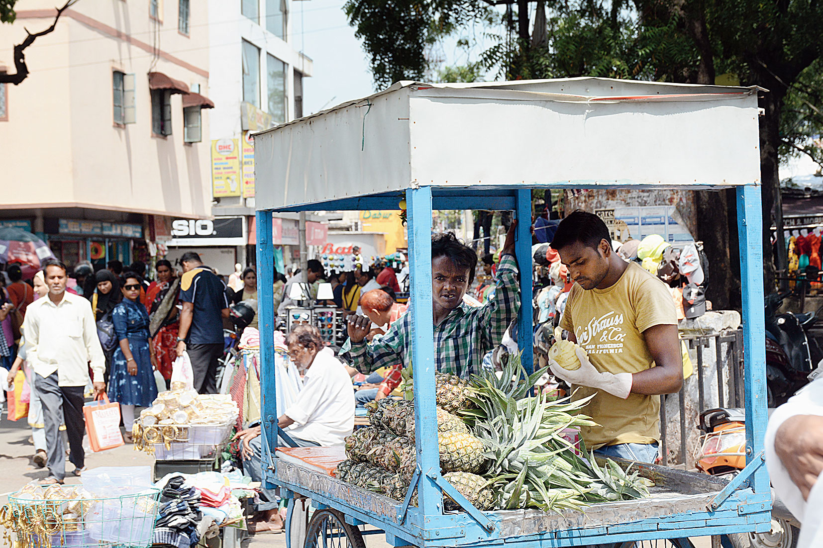 Vendors back in action near Dalda Line at Sakchi market in Jamshedpur on Saturday. 