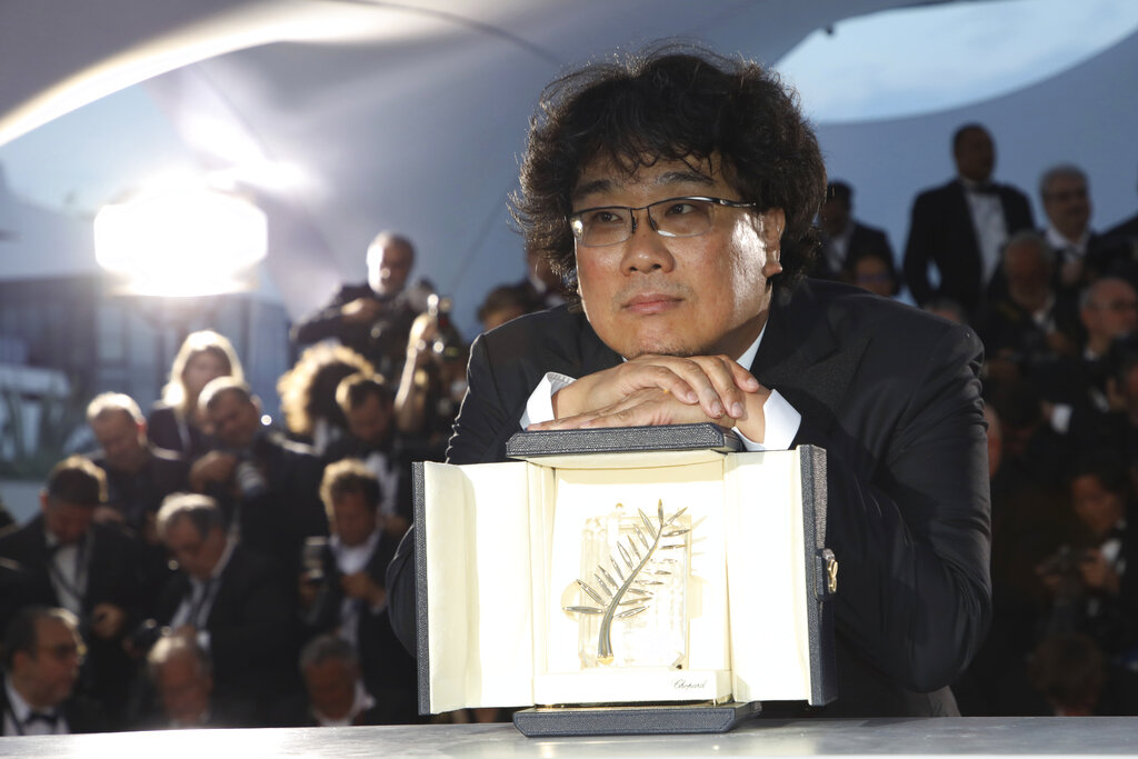 Director Bong Joon-ho poses with the Palme d'Or award for the film 'Parasite' during a photo call following the awards ceremony at the 72nd international film festival in Cannes, France, on Saturday, May 25, 2019.