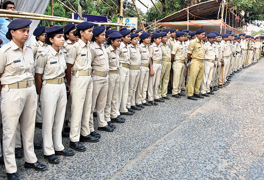 Women police personnel outside the Bazar Samiti counting centre in Dhanbad on Wednesday. 
