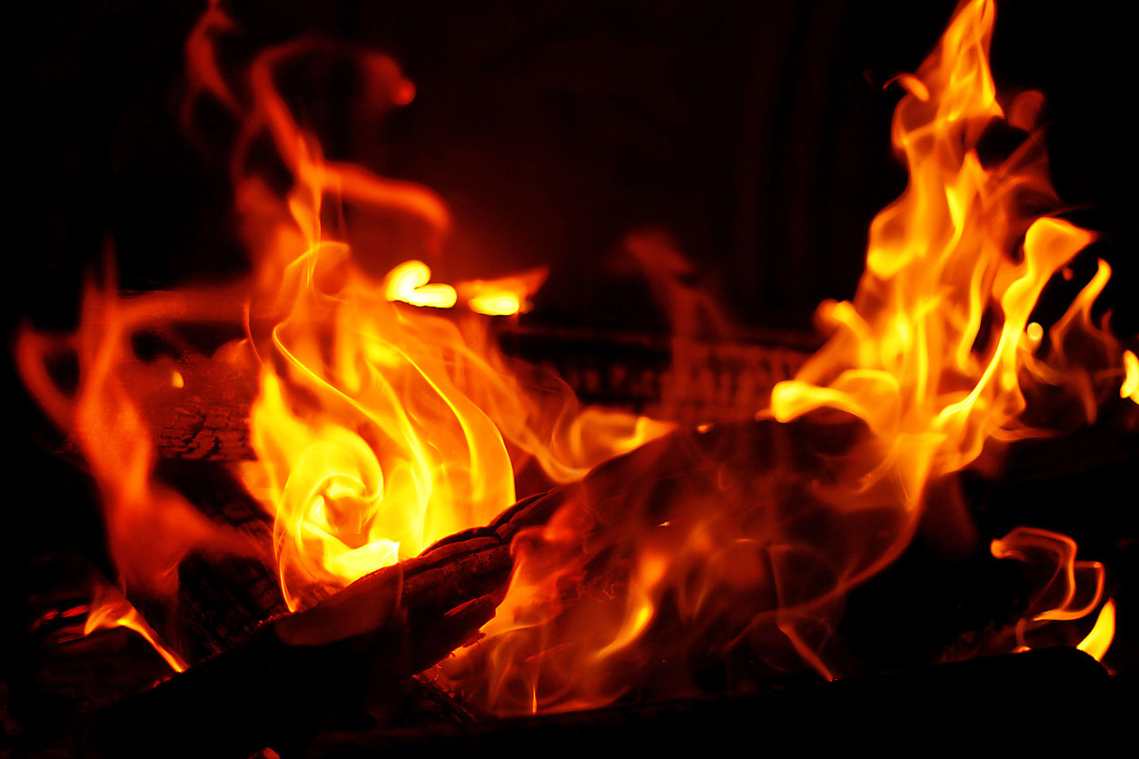 Живот горит огнем. Горящий огонь. Горящий огонь на экране. Огонь угли. Цвет самого горячего огня.