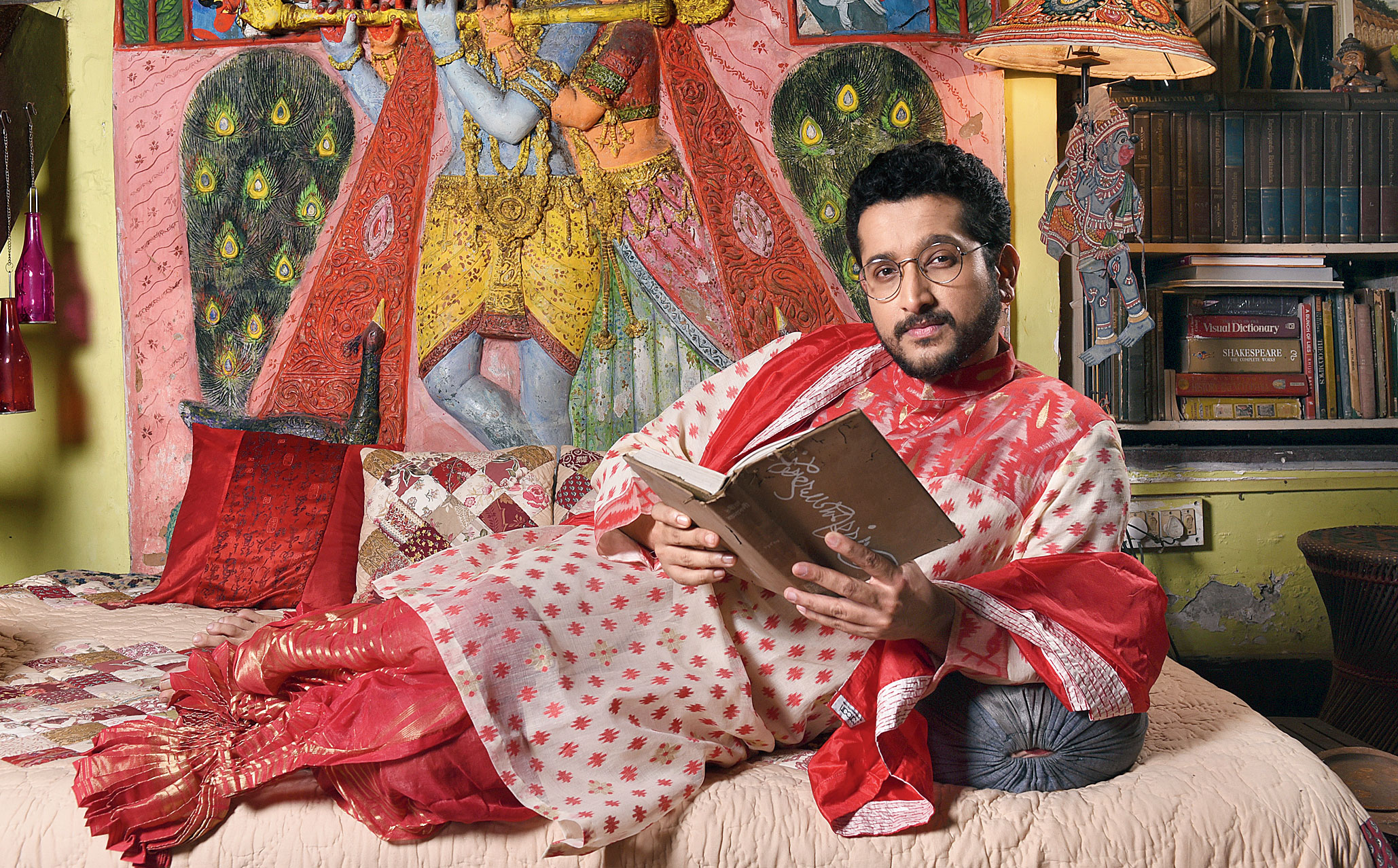 Parambrata looked every bit the Bangali babu in a traditional red-and-white Dhakai kurta paired with a hand-embroidered red dhoti. The look is ideal for Ashtami anjali.