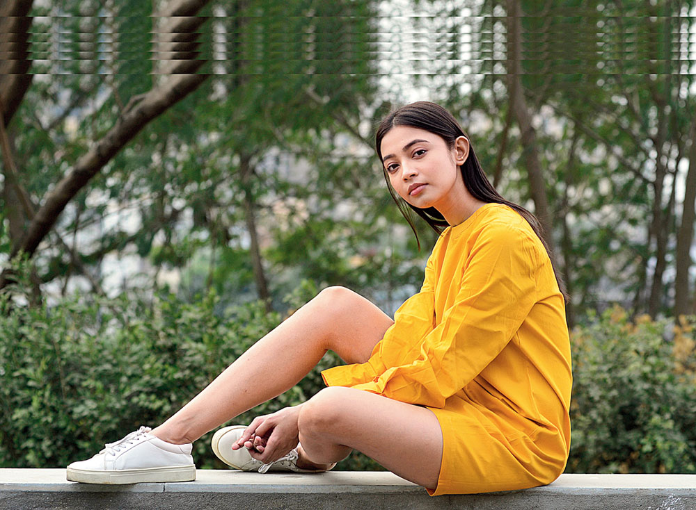 The cotton dress in mustard has pleated sleeves with a key-hole opening at the back is perfect for a date