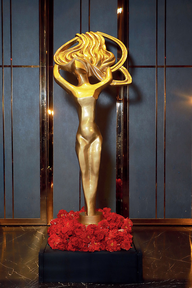 Entrance: As the guests stepped in to JW Marriott Kolkata, they were faced with a eight-feet-tall replica of the She Award trophy. “If you look at the hair of the trophy, it kind of resembles a tree and that’s exactly how a woman is, she gives you shape and nurtures you. So we worked on this piece keeping that idea in mind,” said Swarup. “The base is stacked with red flowers. The colour red denotes and acknowledges the nari shakti (women power) of our society. The flowers have aesthetic value and the redness shows the kundalini,” said Baisakhi.