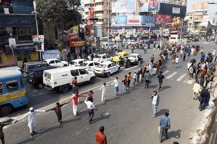 The 12km-long chain passed through Gariahat, Park Circus, Mother House, and Moulali before reaching the five-point crossing at Shyambazar