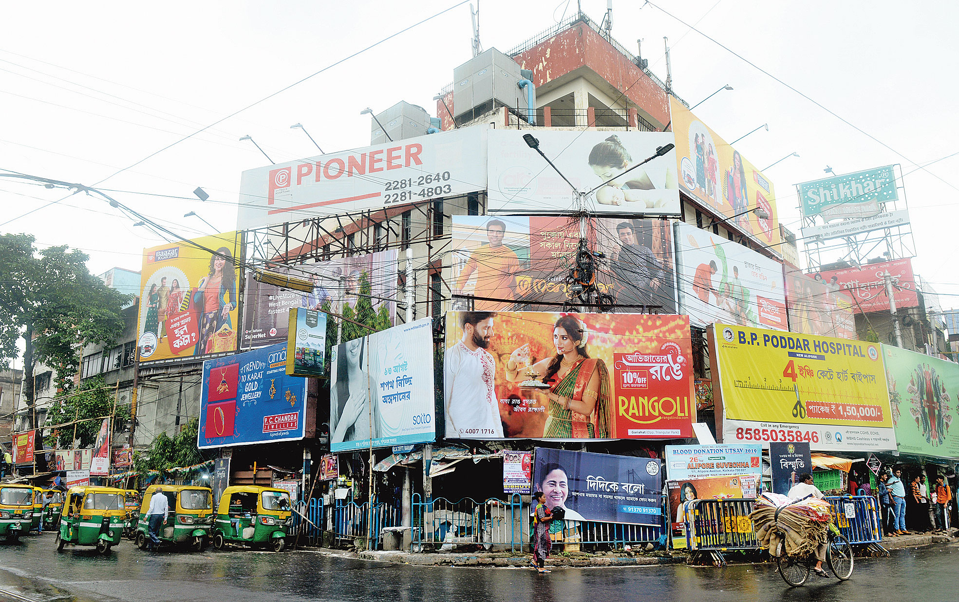 Calcutta learns no lesson from Chennai, hoardings boom - Telegraph India