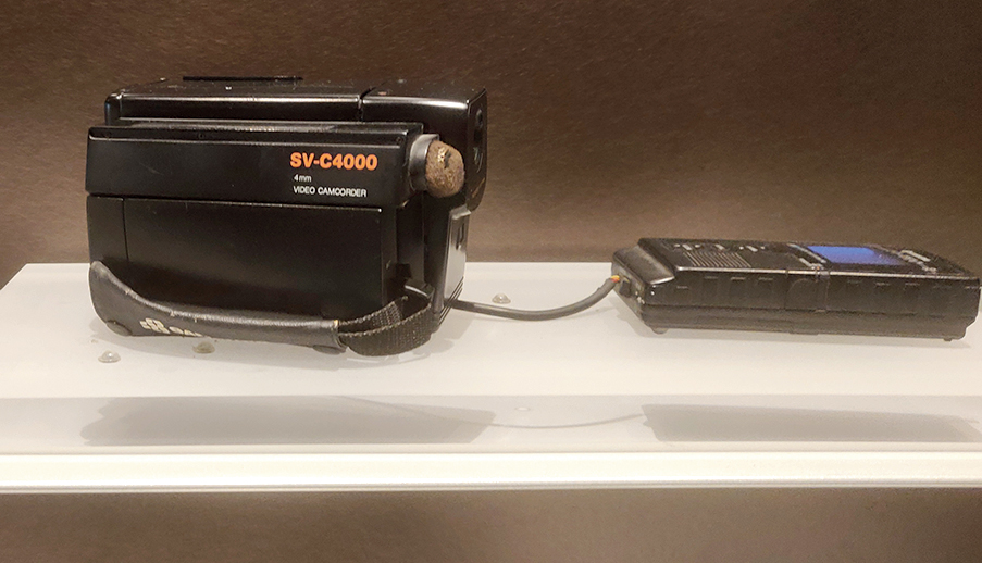 4mm VTR SV-C4000 (1986): The first 4mm VTR in the world with a built in camera