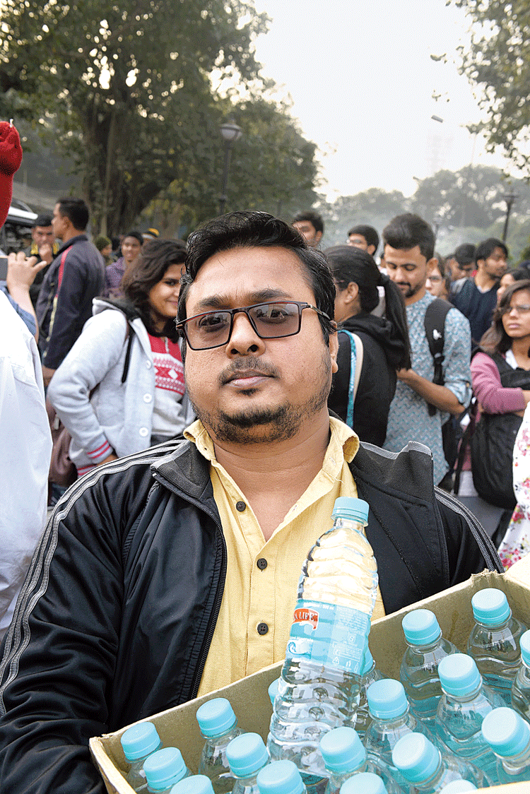 Mohammad Arshad Khan, a shop owner at Chandni Chowk, was distributing water bottles to the protesters for free. “I cannot write slogans. But this is my way of supporting the rally,” said Khan. He was not alone. A handful of people were seen handing out water, cakes and biscuits to the protesters