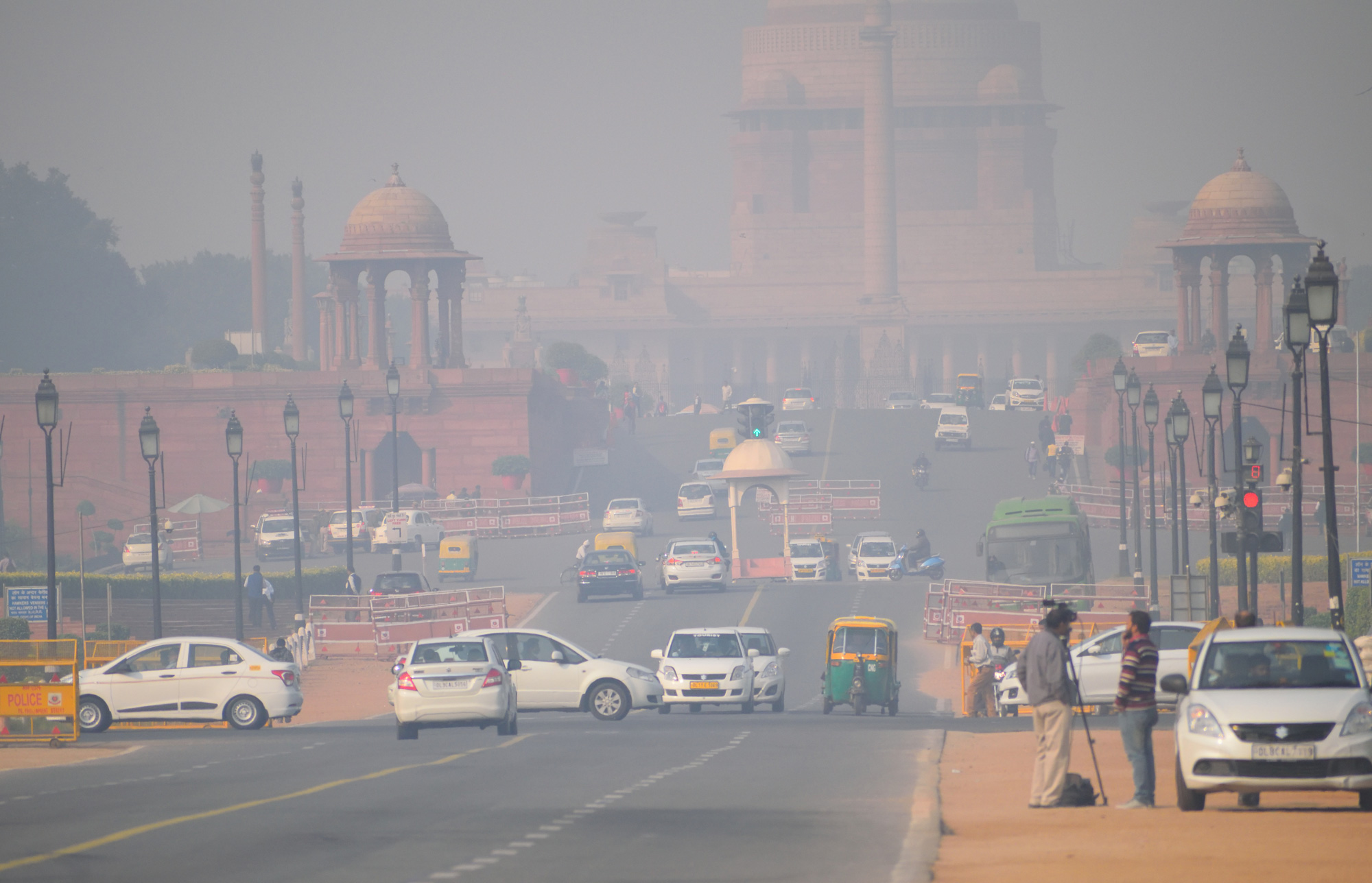 Vehicles moving on the road amidst heavy smog in New Delhi last winter.