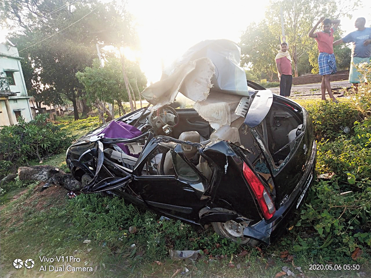 The mangled remains of a car that rammed into an uprooted tree on Hazaribagh-Giridih Road (NH-100), resulting in the death of a woman on Wednesday.