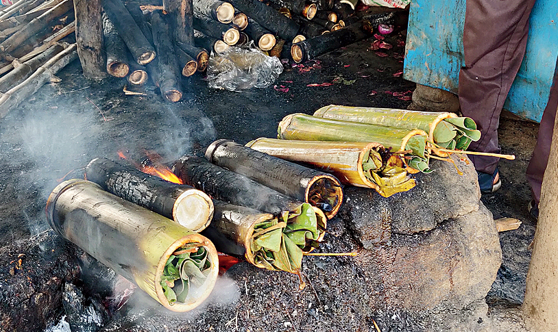 Bamboo Chicken: Chicken was wrapped in banana leaves and stuffed inside bamboo, which was smoked on charcoal flame. Once cooked, the chicken was cut into small pieces and served with onion and lime.