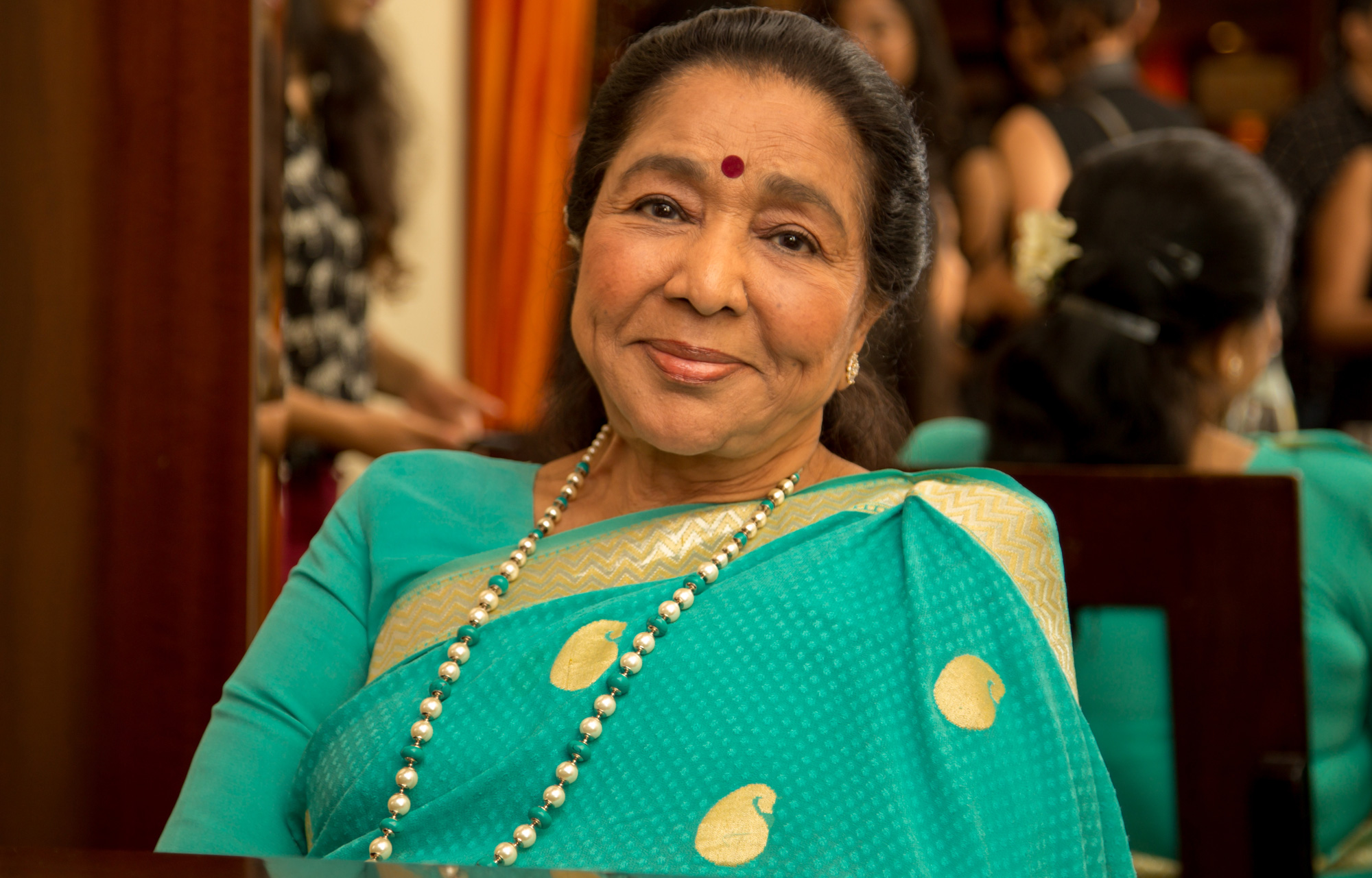 Singer Asha Bhosle recently shared a picture on social media of herself with other people whom were all busy on their phones, and remarked, 