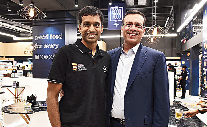 Pullela Gopichand with Sanjiv Goenka at Nature’s Basket on Park Street